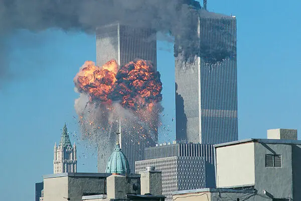 Das World Trade Center in Flammen Flug UA 175 schlägt in den Südturm WTC 2 - фото 6