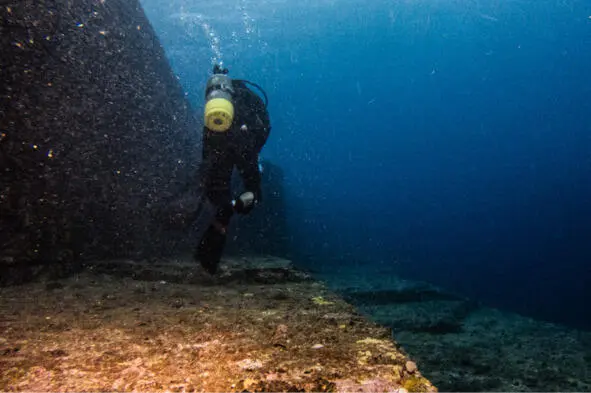 Underwater megalithic complex Yonaguni 183 x 150 42 meters high Scientists - фото 23