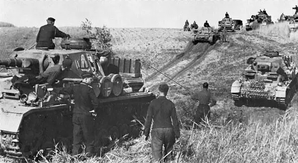 Танковая колонна в степях Украины Июнь 1941 года На переднем плане PzIV - фото 72