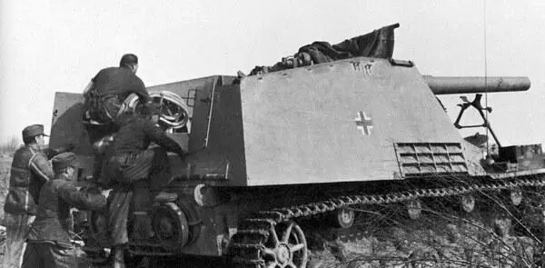 Расчет занимает места в боевом отделении САУ Восточный фронт 1944 год - фото 126
