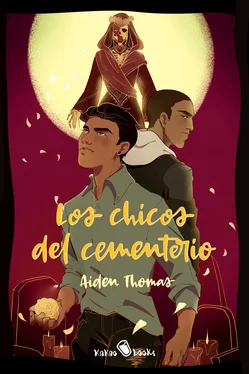 Aiden Thomas Los chicos del cementerio обложка книги