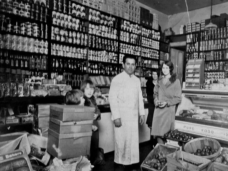 Отец Ялома в своем продуктовом магазине ок 1930 г Но отцовским поэтическим - фото 4