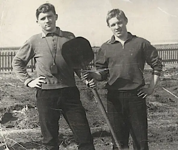 С Володей Брюхановым Брюхо 1968 Друзья детства Красноярск Мира 37 Лева - фото 11