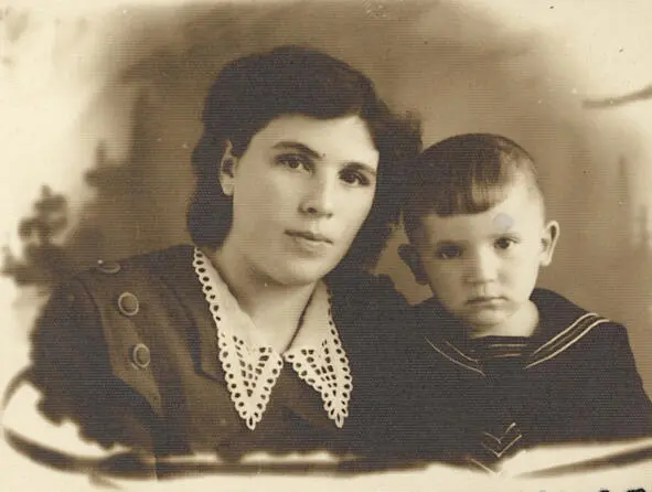 С мамой Каждое лето меня и мою кузину Танюху дочь старшей сестры моего отца - фото 3