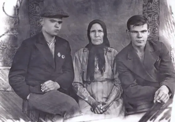 Отец бабушка Устинья и дядя Саша Проводы отца в РККА 1939 По материнской - фото 4