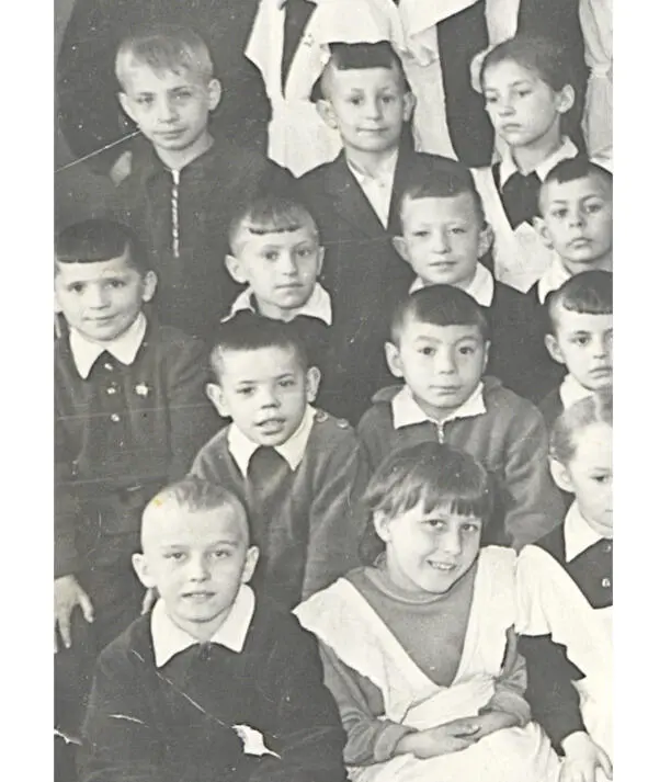 Школа 36 Красноярск первый класс Я во втором ряду слева В 1962 году наша - фото 8
