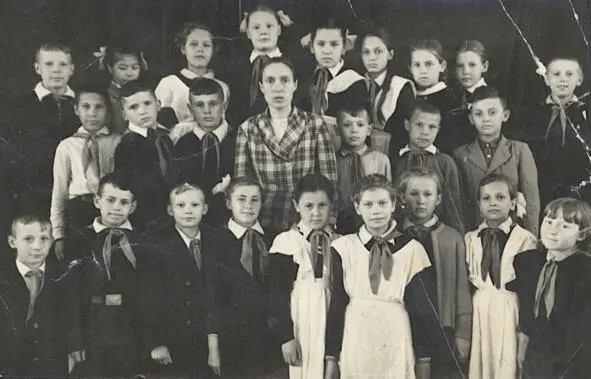 Школа в Ачинске 4 класс Я во втором ряду второй слева В 1964 году наша семья - фото 9