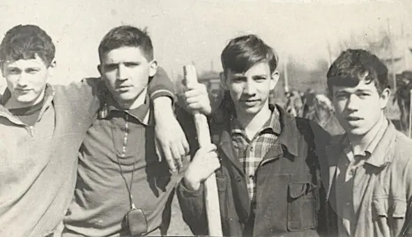 Володя Фефелов я Юра Дворецкий Толя Быков С Володей Брюхановым Брюхо 1968 - фото 10