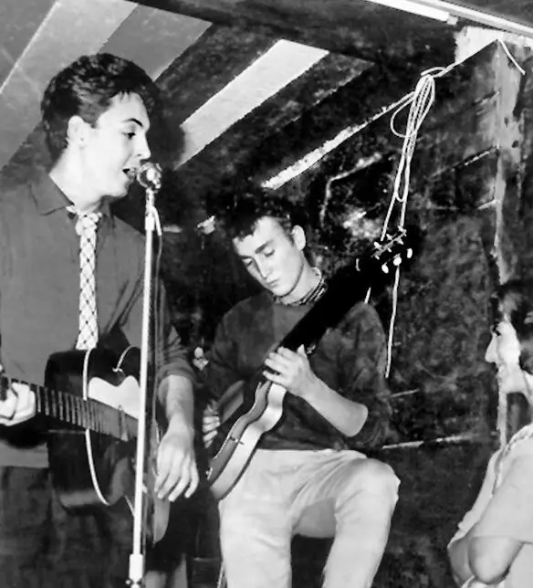 Die Quarrymen bei einem Auftritt im Casbah Coffee Club 1960 Paul singt für - фото 3