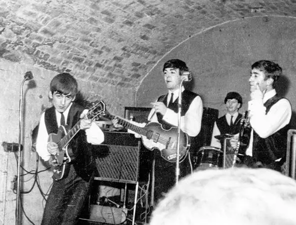 Im Cavern Club 1962 Mit neuen Bühnenanzügen und einem Plattenvertrag in der - фото 5