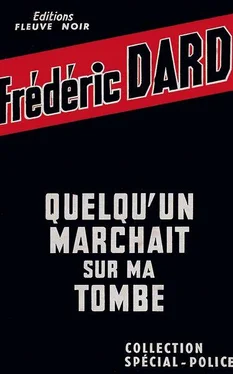 Frédéric Dard Quelqu'un marchait sur ma tombe обложка книги