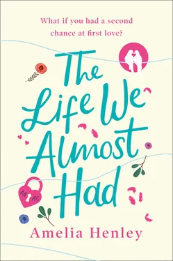 Amelia Henley The Life We Almost Had обложка книги