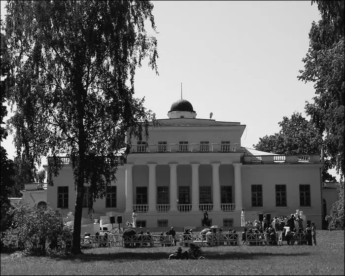 Дом усадьбы Овстуг воссозданный в 1986 г по проекту ВН Городкова Впрочем - фото 10
