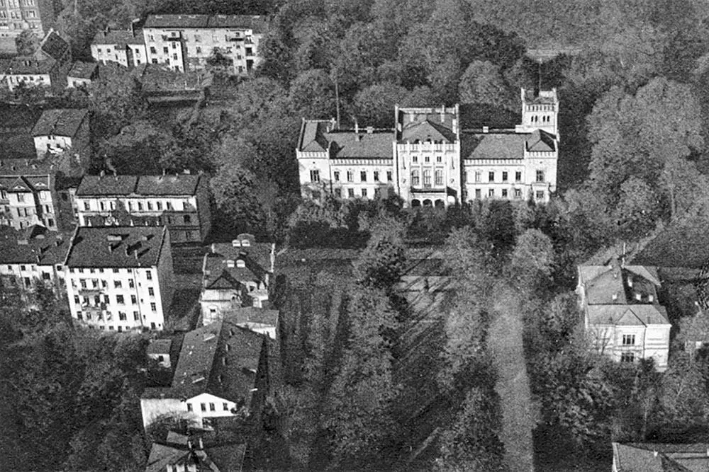 Das schlossähnliche Stationsgebäude mit der Häuserecke der Familie de Taube - фото 6