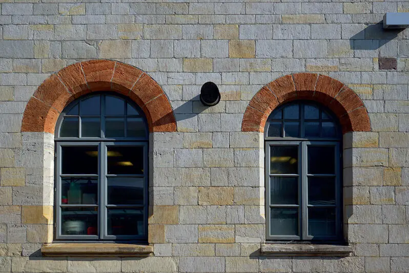 Fassadendetail Gitterlinien können beim geraden Ausrichten der Kamera ebenso - фото 63