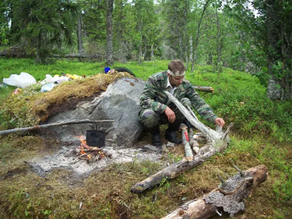 Бивак на озере у ППН 11 Володя на камушке обратите внимание сидит всегда на - фото 3