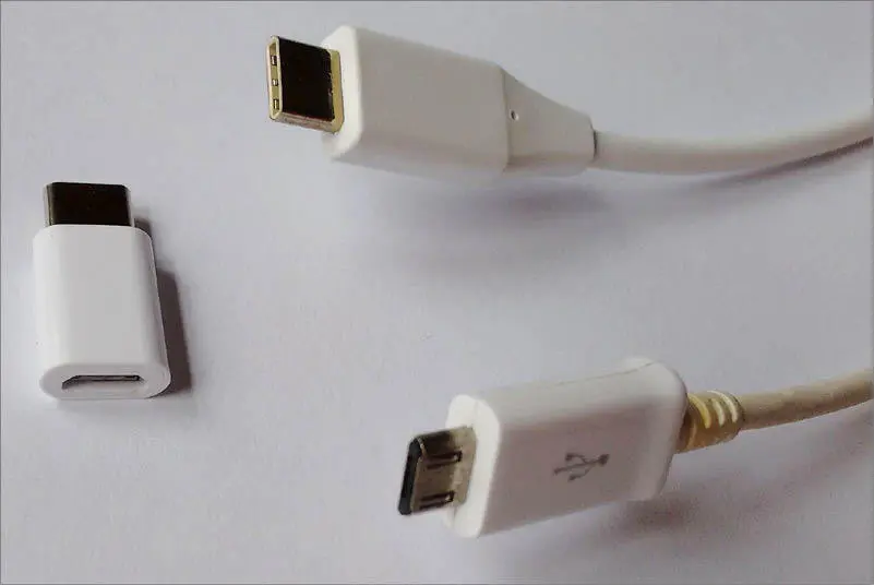 USB TypC oben und MicroUSB unten im Vergleich Links ein Adapter von - фото 57