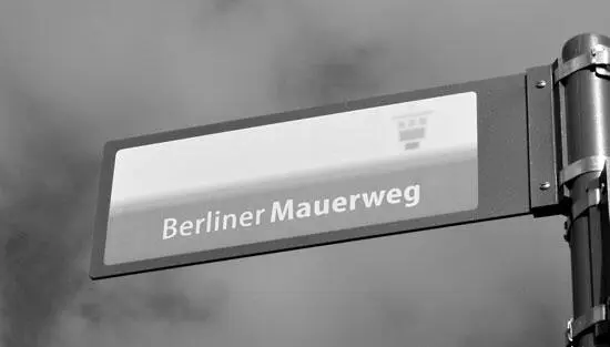 Der Mauerweg ist durch die ganze Stadt mit Schildern ausgewiesen An zahlreichen - фото 20