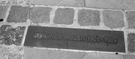 Die Doppelpflasterreihe markiert den ehemaligen Verlauf der Vorderlandmauer Von - фото 19