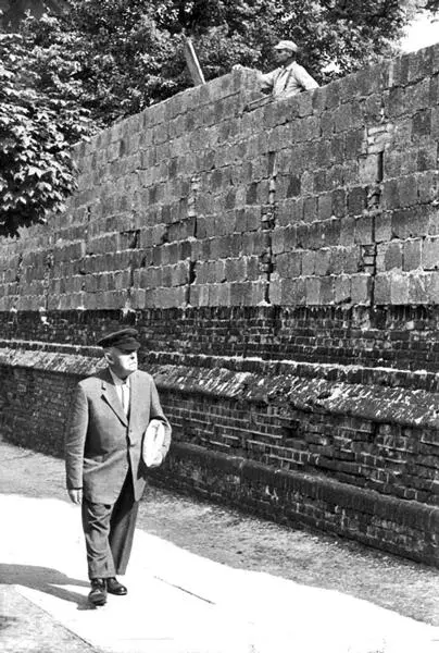 Die Mauer in der Berliner Liesenstraße hat eine Höhe von 4 Metern erreicht - фото 12
