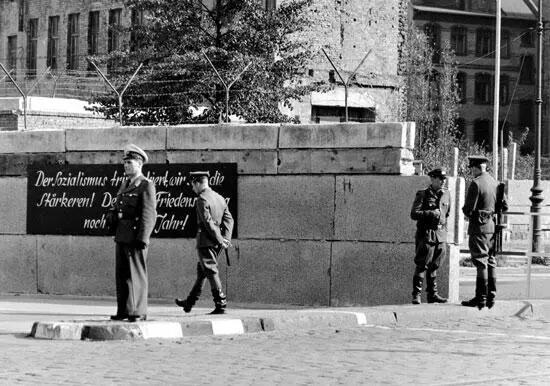 Grenzübergang Chaussestraße 1962 Die eigentliche Mauer stellte das Vordere - фото 13