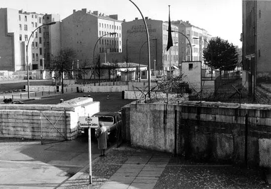 Von der provisorischen Mauer zum Bollwerk Der fertige Grenzübergang - фото 14