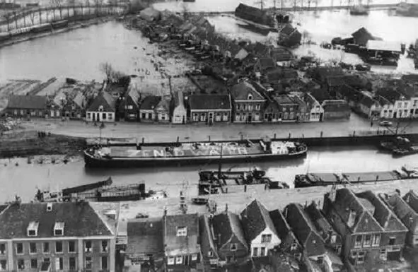Zend Water Schickt Wasser ist auf dem Lastkahn im niederländischen - фото 24