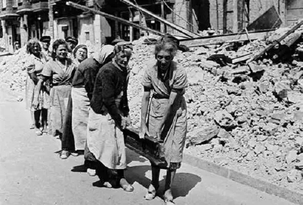 Neubeginn Trümmerfrauen nach dem Zweiten Weltkrieg in Deutschland Das - фото 7
