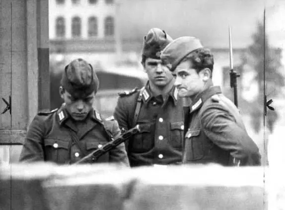 Volkspolizisten hinter der Mauer am Potsdamer Platz 1881961 Archiv der - фото 2