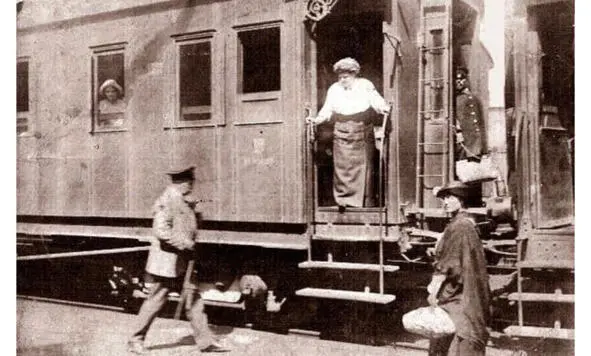1910е годы Женя Знаменская едет в гости к Ване Мезенцеву в СПетербург На - фото 27