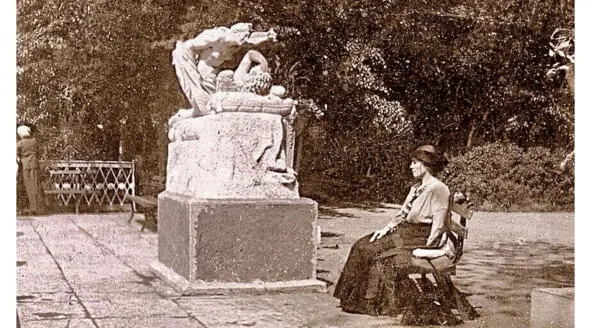 1910е годы Евгения Знаменская на прогулке Архив Е В Мезенцевой Август - фото 28