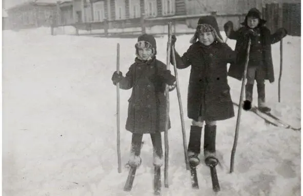 1930 год Свердловск ул А Толстого 8 Катание на лыжах Дети Мезенцевы - фото 36