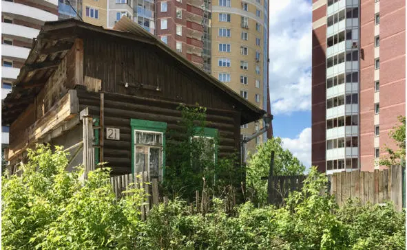Май 2020 года Екатеринбург Полдома на ул Омская 21 Пионерский посёлок - фото 4