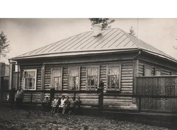 1929 год Семья Мезенцевых перед своим домом Личный архив 1929 год - фото 7