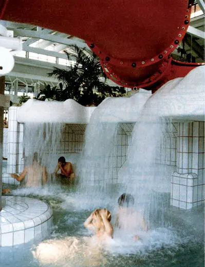 Wasserfälle münden in einen Strömungskanal Freizeitbad Atlantis - фото 212