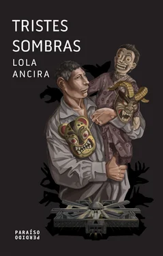 Lola Ancira Tristes sombras обложка книги