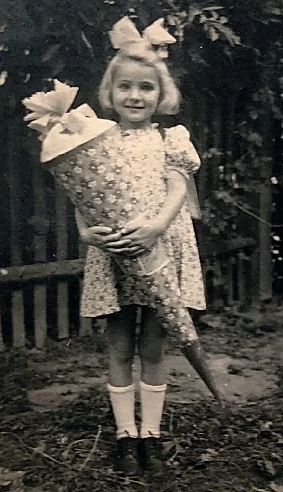 Bild 2 Sybilles Einschulung im September 1950 1950 begann für mich mit meiner - фото 3