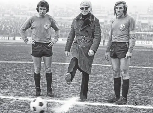 Ungewöhnlicher Dreiersturm Jupp Heynckes Heino und Günter Netzer v l - фото 21