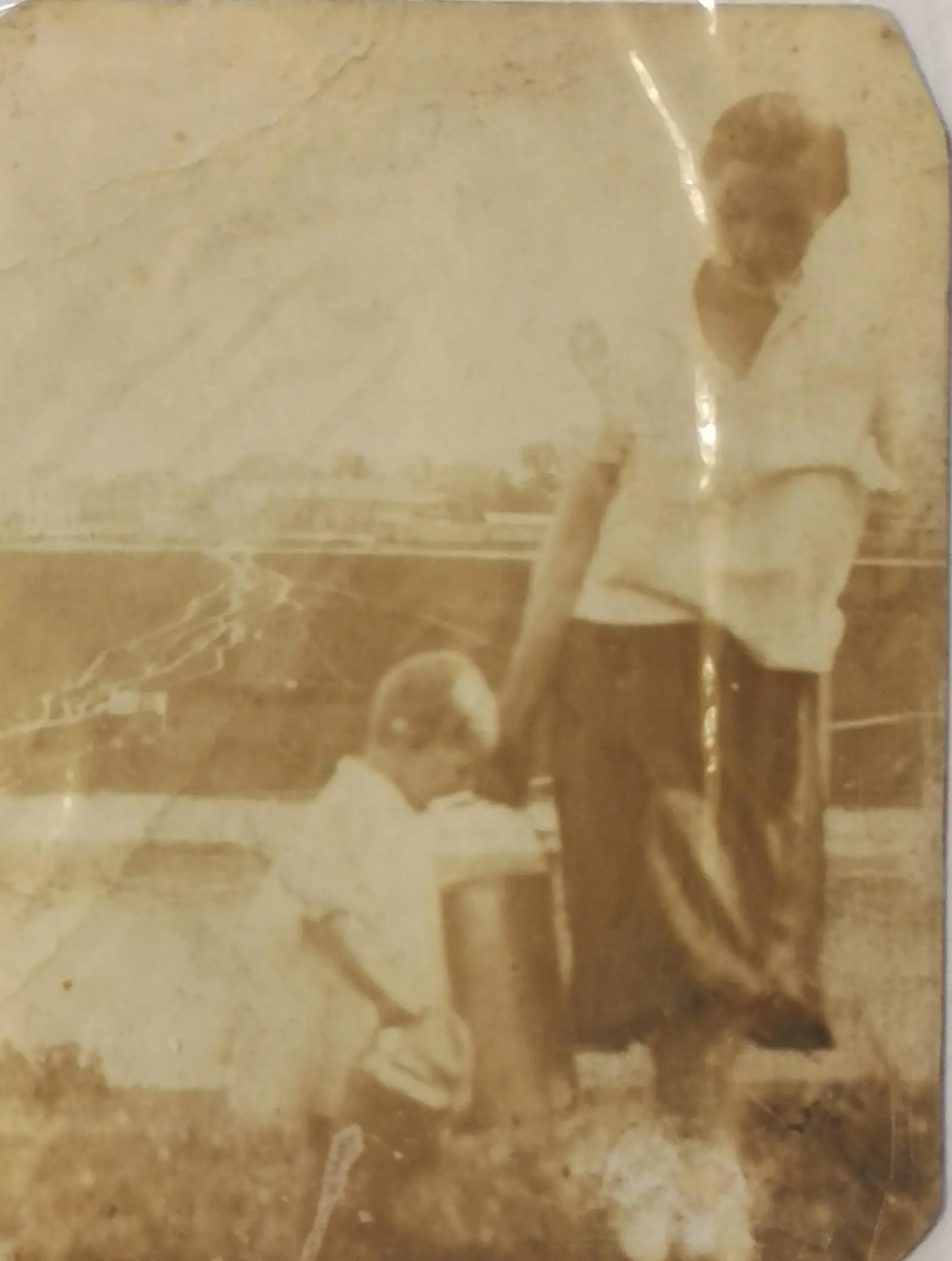 Лида с маленькой Ниной на берегу Волги Ржев1935 год Всё началось на следующий - фото 2