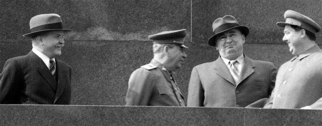 И В Сталин Г М Маленков Л П Берия на трибуне Мавзолея Маленков - фото 48