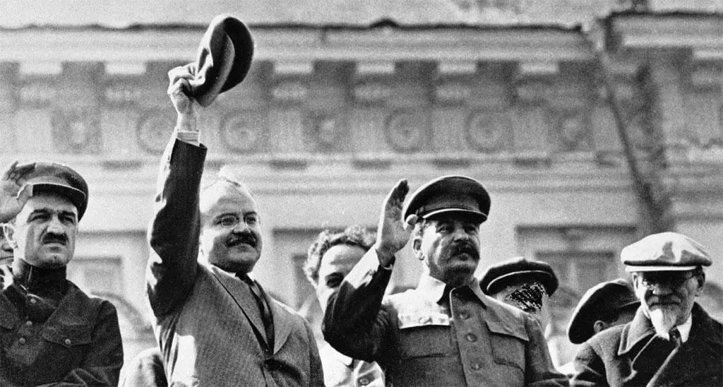 А И Микоян В М Молотов И В Сталин Так вот бюро Президиума в котором - фото 52