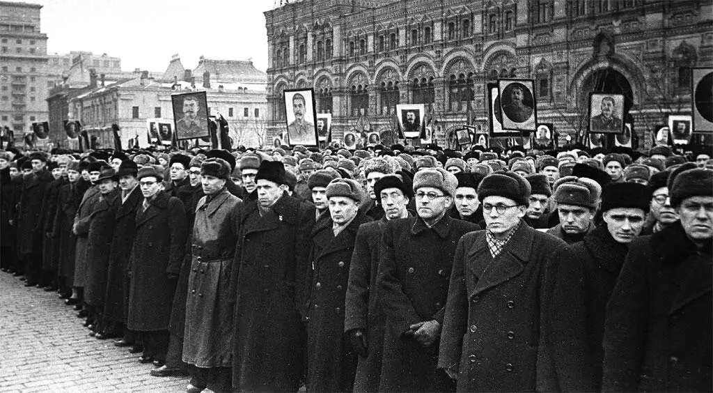 Март 1953 года Москвичи прощаются с И В Сталиным Около гроба стоит - фото 54