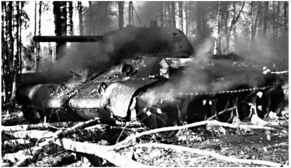 Подбитый и сгоревший в лесу танк Т34 Лето 1941 г Согласно справке Н Ф - фото 12