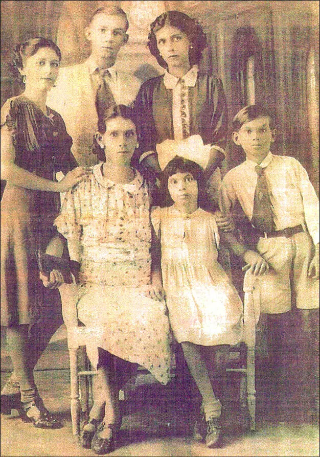Foto Familia Buitrago Henríquez Guillermo Buitrago aparece en la parte - фото 3