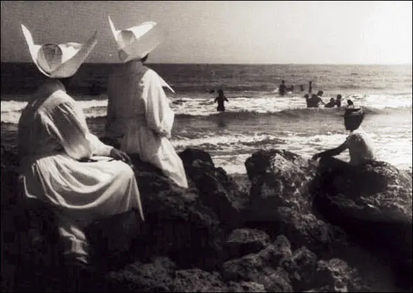 Hernando Gómez Restrepo Monjas en las playas de Santa Marta Ca 1960 Museo - фото 2