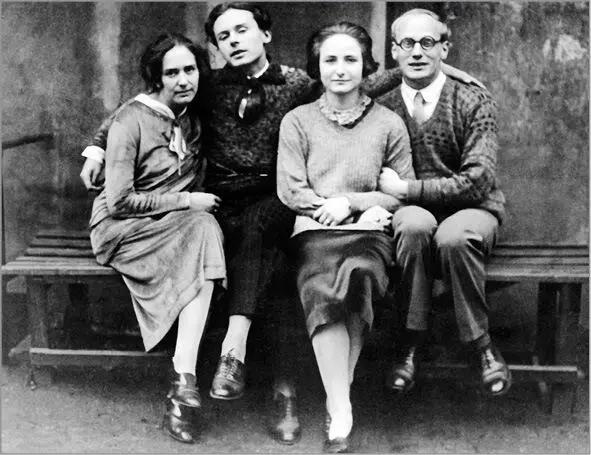 Erika Mann Klaus Mann Pamela Wedekind und Gustaf Gründgens 1925 in Hamburg - фото 12