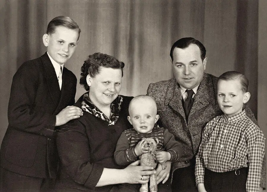 Mit den Eltern Katharina und Franz sowie den Brüdern Gerhard l und Reinhard - фото 4