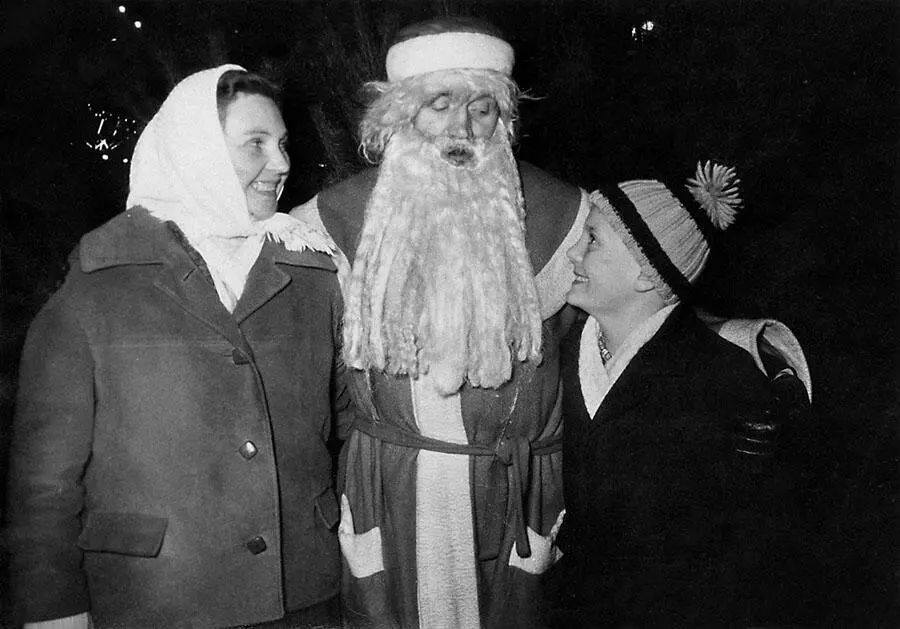 Jochen mit Kindermädchen Lotti Weihnachten 1963 Privatarchiv Jochen Kowalski - фото 7