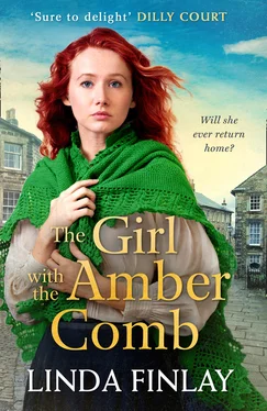 Linda Finlay The Girl with the Amber Comb обложка книги