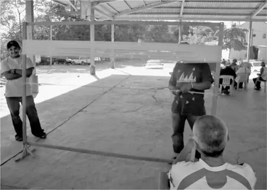Resguardados tejiendo hamacas y vigilados por un policía ciudadano en la cancha - фото 4